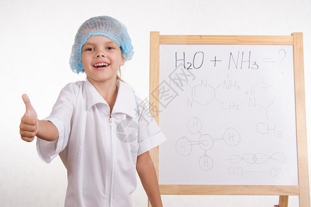 5岁女孩化学家站在浴袍图片
