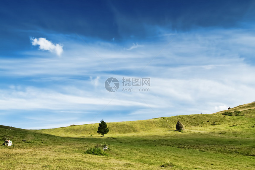 具有戏剧天空和Meadow的大地景观图片