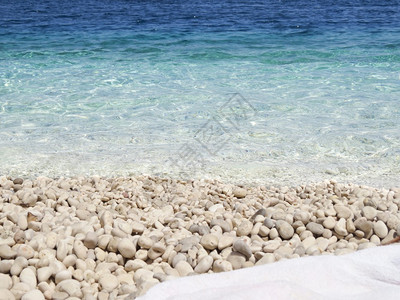 沙滩上的白色石头图片