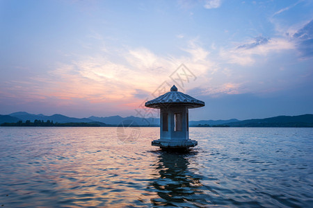 暮光之湖的水景图片