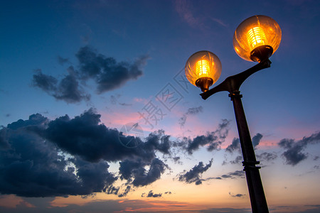 夜空多云的风景街灯图片