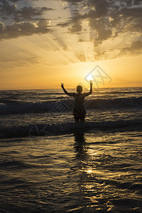 男孩在西班牙安达卢西亚海滩的黄昏海滩上洗澡孩子正图片