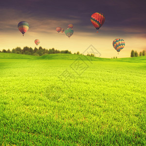 绿色夏季草原抽象旅行背景的热气球和图片