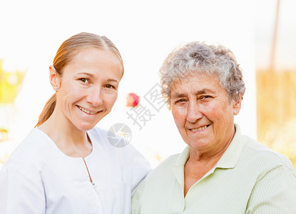 老年妇女与看管人合图片