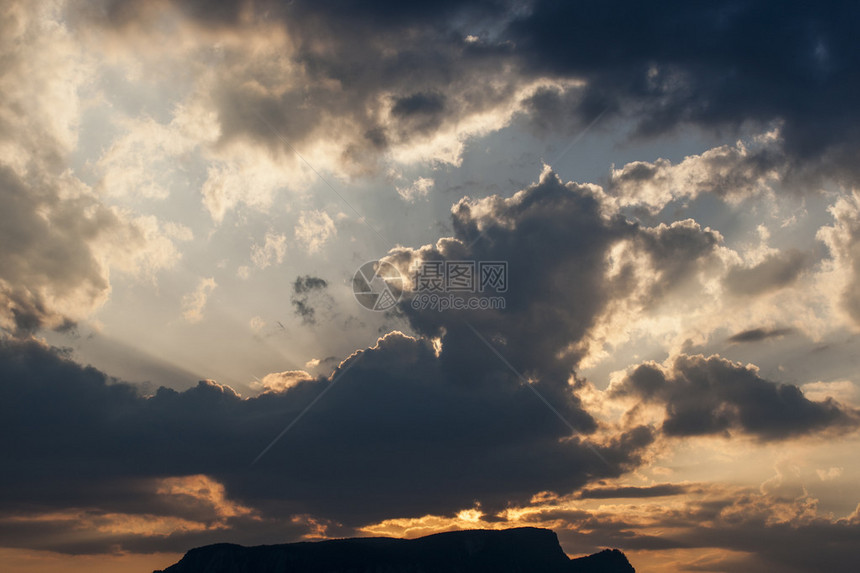 在山的日落罗马尼亚图片