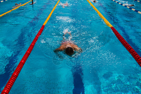 专业游泳运动员在游泳池图库片背景图片