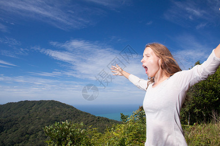 年轻女子在山上尖叫图片