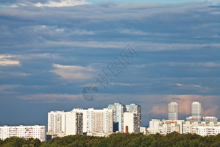 莫斯科夏季傍晚在住宅区上图片