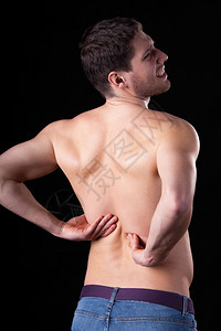 脊椎下部疼痛的人图片