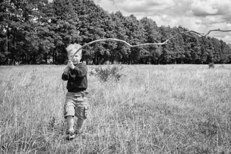 田野里的小男孩子在大自然中玩耍奔跑一个孩子玩耍图片