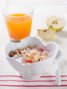 一碗麦片加酸奶和干果作为健康早餐图片