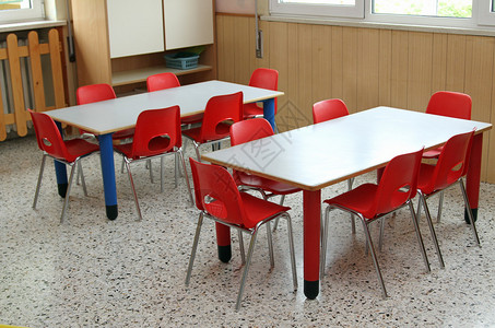幼儿园用桌椅和红椅图片