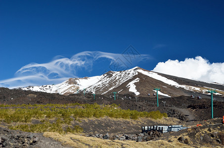 葡萄园和果园遍布埃特纳火山的较低山坡图片