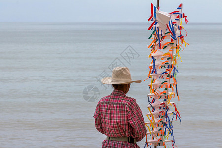 风筝销售人在海边图片