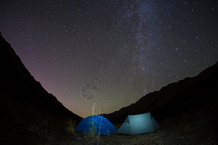 夜宿星空下的山脉图片