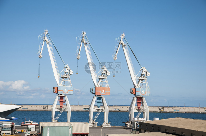 船舶卸货港口的起重机图片