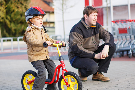 小孩骑自行车和他图片