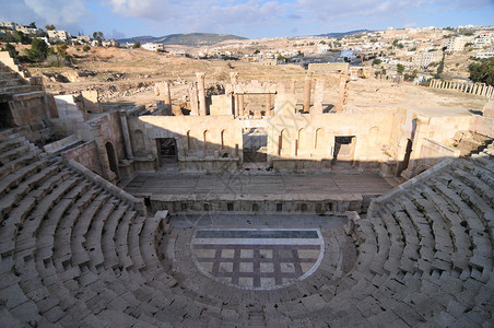 约旦Jerash的罗马吉拉萨废墟中古老两图片