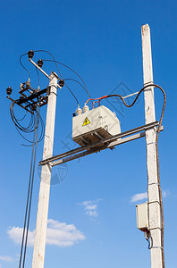 蓝天背景下的大电站变压器图片