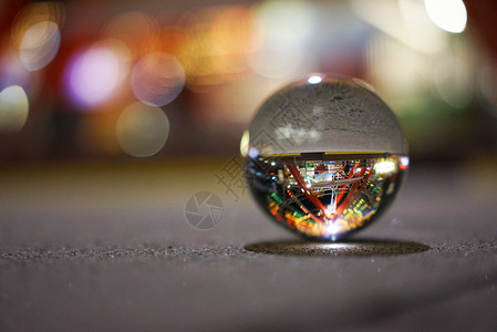 水晶球反转主题公园场景的形象图片