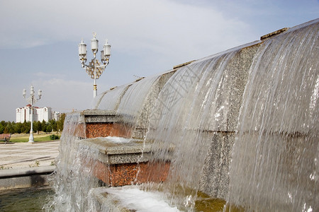 土库曼斯坦阿什哈巴德独立公园的喷泉图片