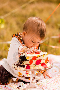 婴儿女孩用美食蛋糕和气球庆祝她第图片