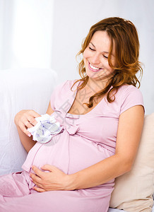 孕妇用手抚摸腹部的图像图片