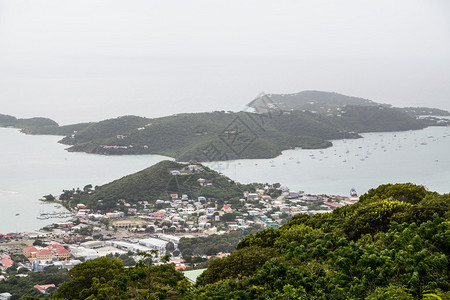 从俯视山丘看圣托马斯岛高清图片