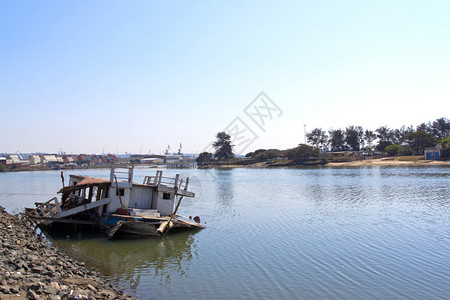 德班港浅滩废弃的沉没渔船图片