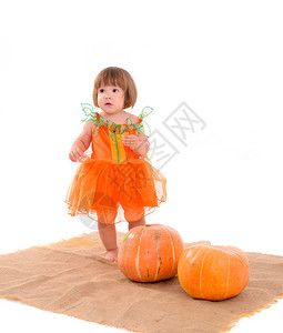 穿橙色衣服的小女孩白图片