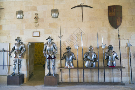 西班牙塞哥维亚城堡的盔甲图片
