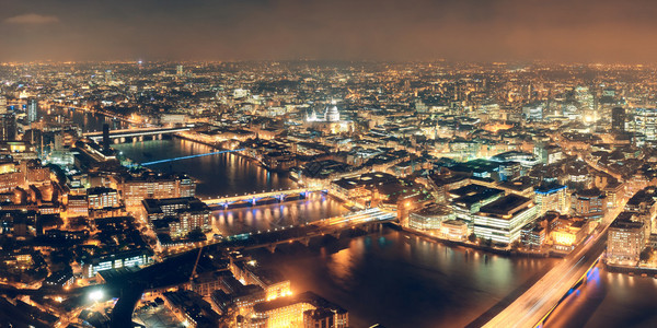 伦敦的空中观察全景在夜间与城市建筑和图片