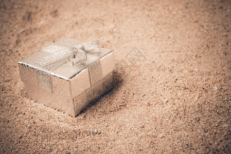 沙滩上的圣诞礼盒图片
