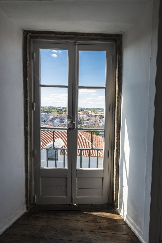 闭门阳台俯瞰葡萄牙埃武拉自1996年以来图片