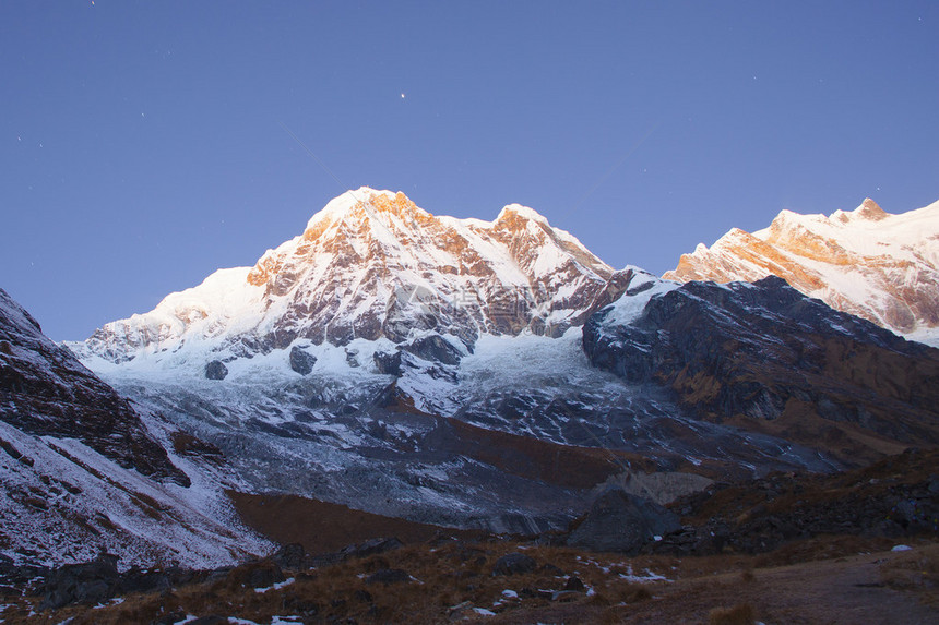 Annapurna南部山顶日落从尼泊尔中部Andampurna图片