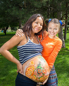 在公园散步的孕妇图片