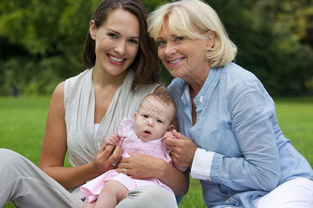 一个快乐的母亲和孩子的肖像与祖母图片