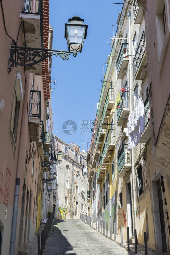 葡萄牙被称为Alfama的旧城里斯本街图片