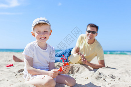 夏天一起在沙滩上玩的两个家庭图片