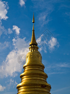 泰国南奔府哈里朋猜寺的蓝天金塔图片