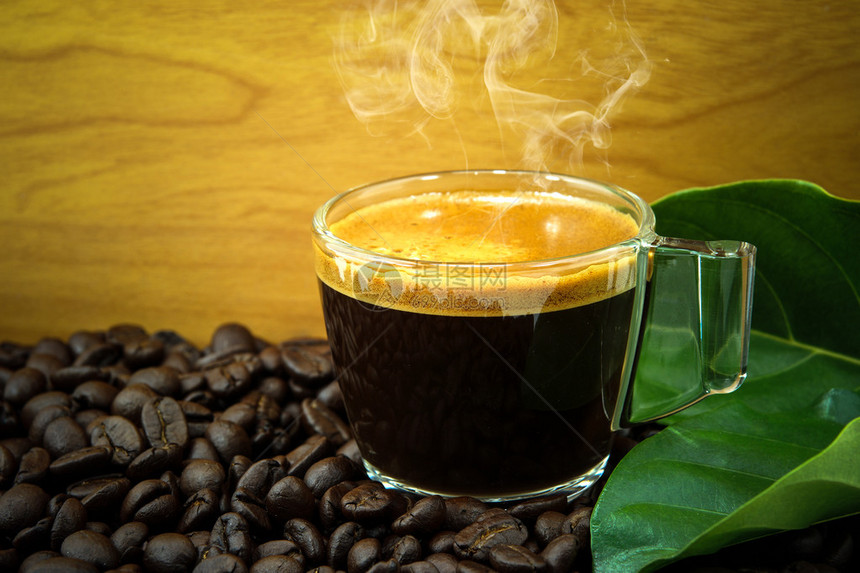 黑烤阿拉比卡咖啡豆和满杯咖啡图片