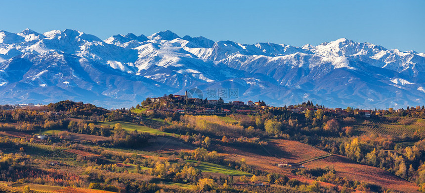 意大利北部皮埃蒙特巴诺拉马背景的多彩秋天图片