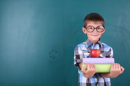 教室黑板上的男小学生图片