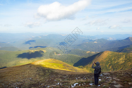 年轻男子在手机上拍照从霍维拉山顶的美丽景色乌克兰喀尔巴阡山图片