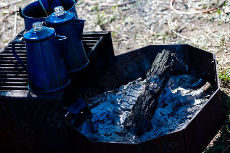 用木头在野营火坑上烧开水背景图片
