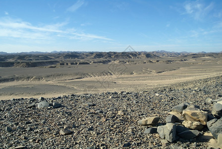 黑色石头和蓝天覆盖的埃及沙漠图片