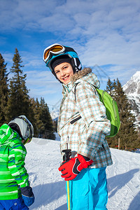 滑雪冬天可爱的姑娘在滑雪图片