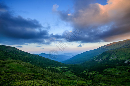 夏日的山景图片