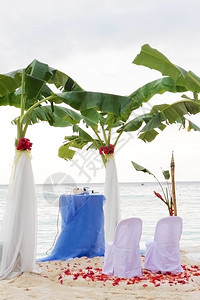 海滩上的婚礼布置和桌子图片