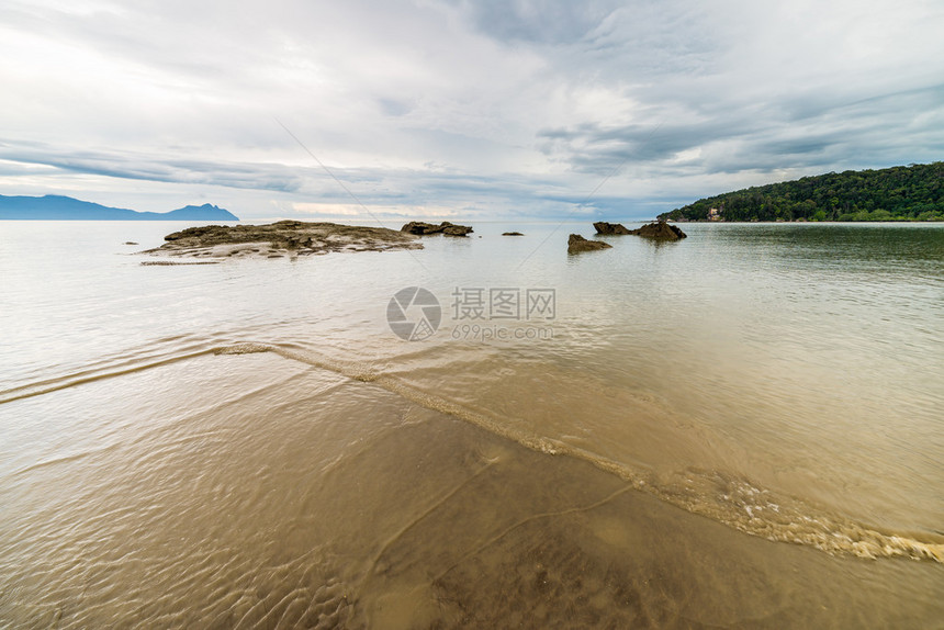 来自马来西亚婆罗洲西沙捞越巴科公园的美丽的海岸线图片